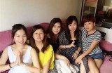 美女优雅下跪品尝美食