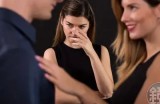 真实人妻与好友共享三人行的激情经历，探讨情感与欲望的交织