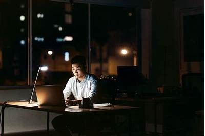 夜猫视频：揭示夜间生活的精彩与趣味