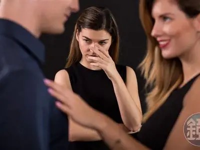 真实人妻与好友共享三人行的激情经历，探讨情感与欲望的交织