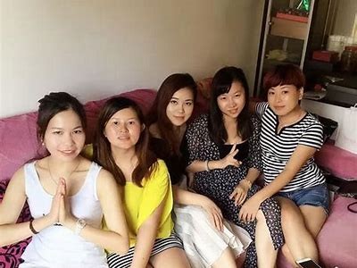 美女优雅下跪品尝美食